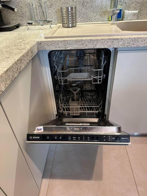 Family Friendly 2 Bedroom Apartment Eden Gardens Tirana City Center מראה חיצוני תמונה